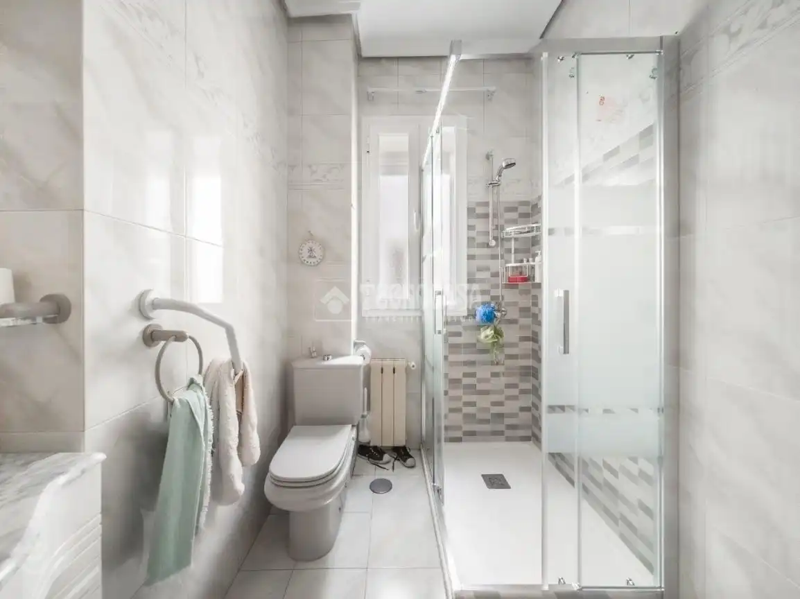 Badezimmer von Wohnung zum Verkauf in Madrid mit Heizung, Parkett und Terrasse