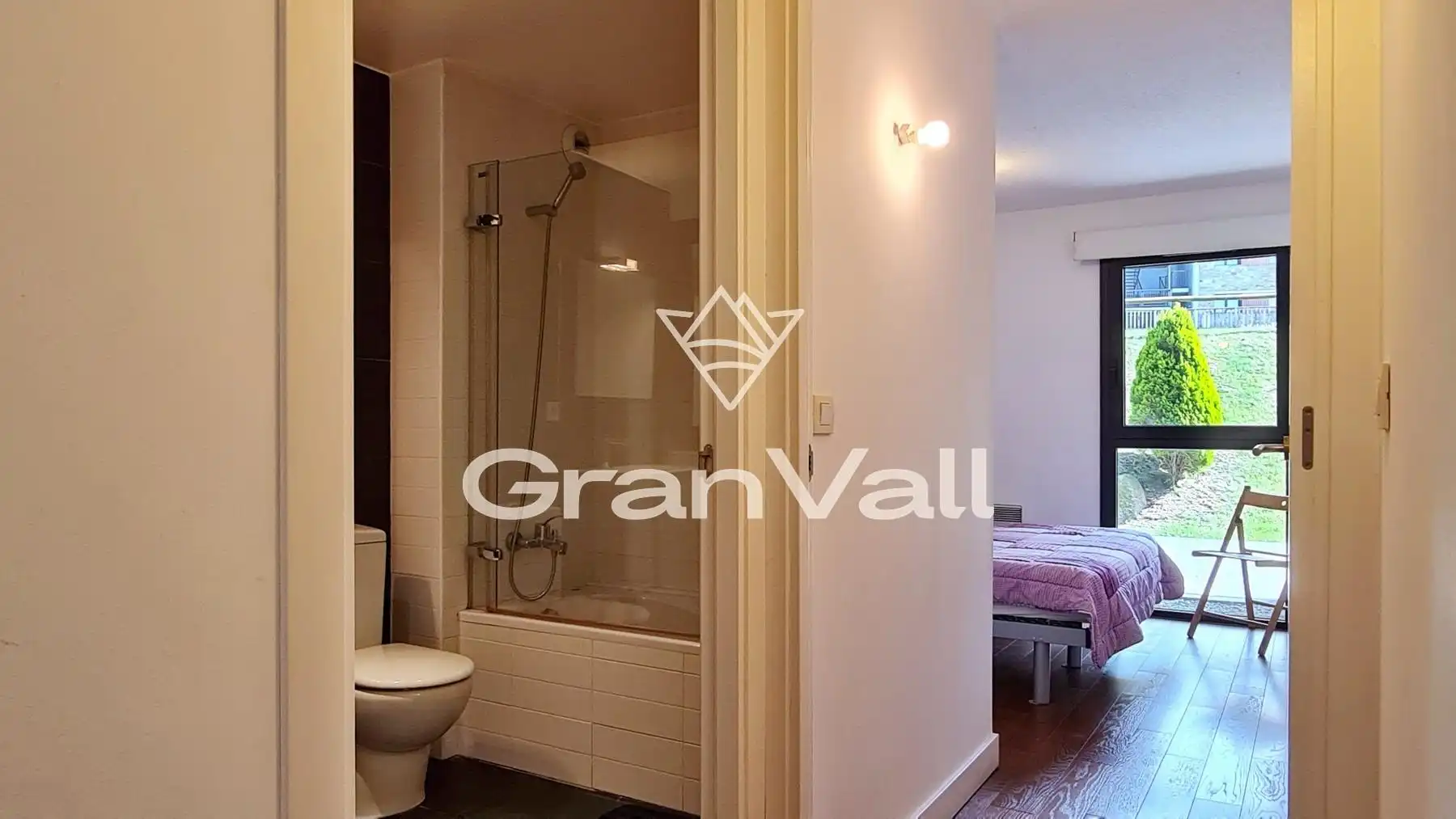 Badezimmer von Erdgeschoss zum Verkauf in Saillagouse mit Heizung, Privatgarten und Parkett
