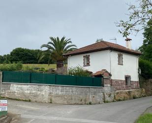 Vista exterior de Casa o xalet en venda en Parres amb Terrassa