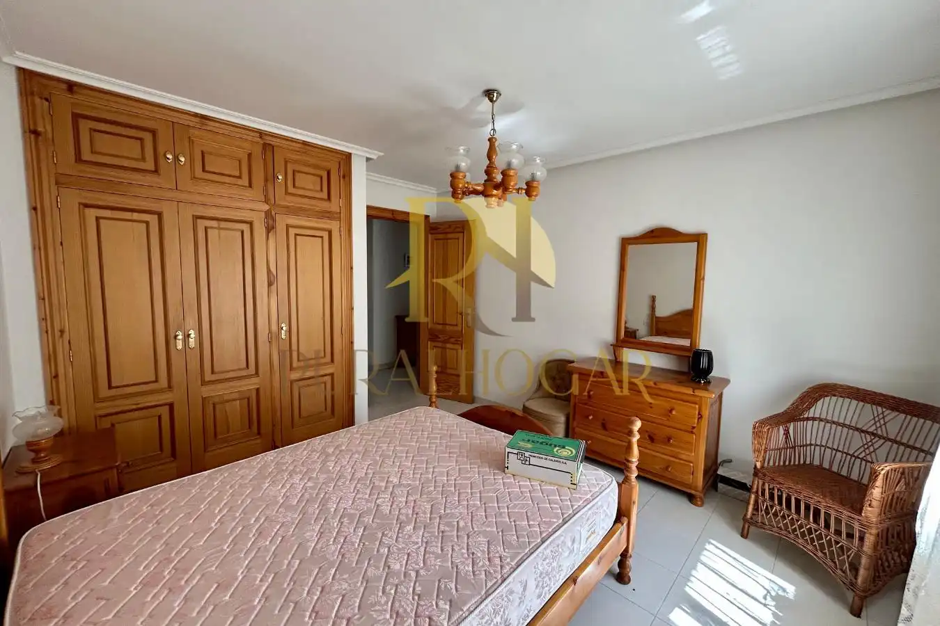 Dormitori de Casa adosada en venda en Los Barrios de Luna  amb Calefacció i Moblat