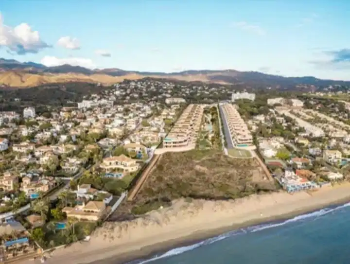 Vista exterior de Casa o xalet en venda en Marbella amb Terrassa, Balcó i Alarma
