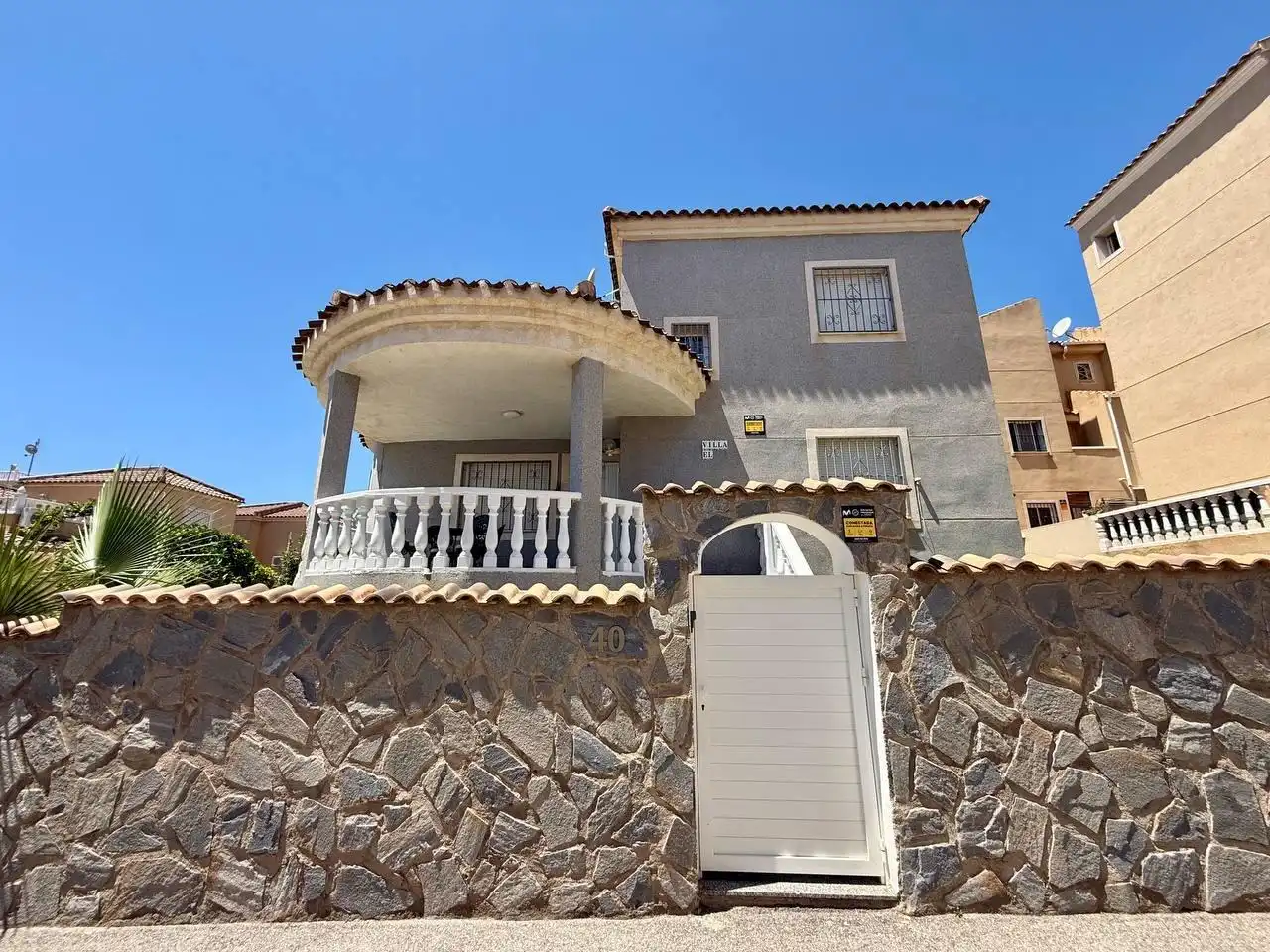 Vista exterior de Casa o xalet en venda en Orihuela amb Aire condicionat, Calefacció i Jardí privat