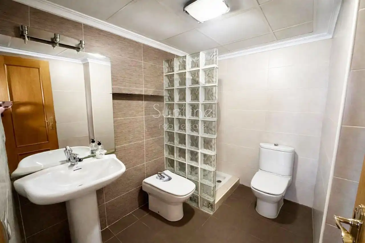 Bathroom of Flat for rent in Valencia  with Air Conditioner, Terrace and Storage room