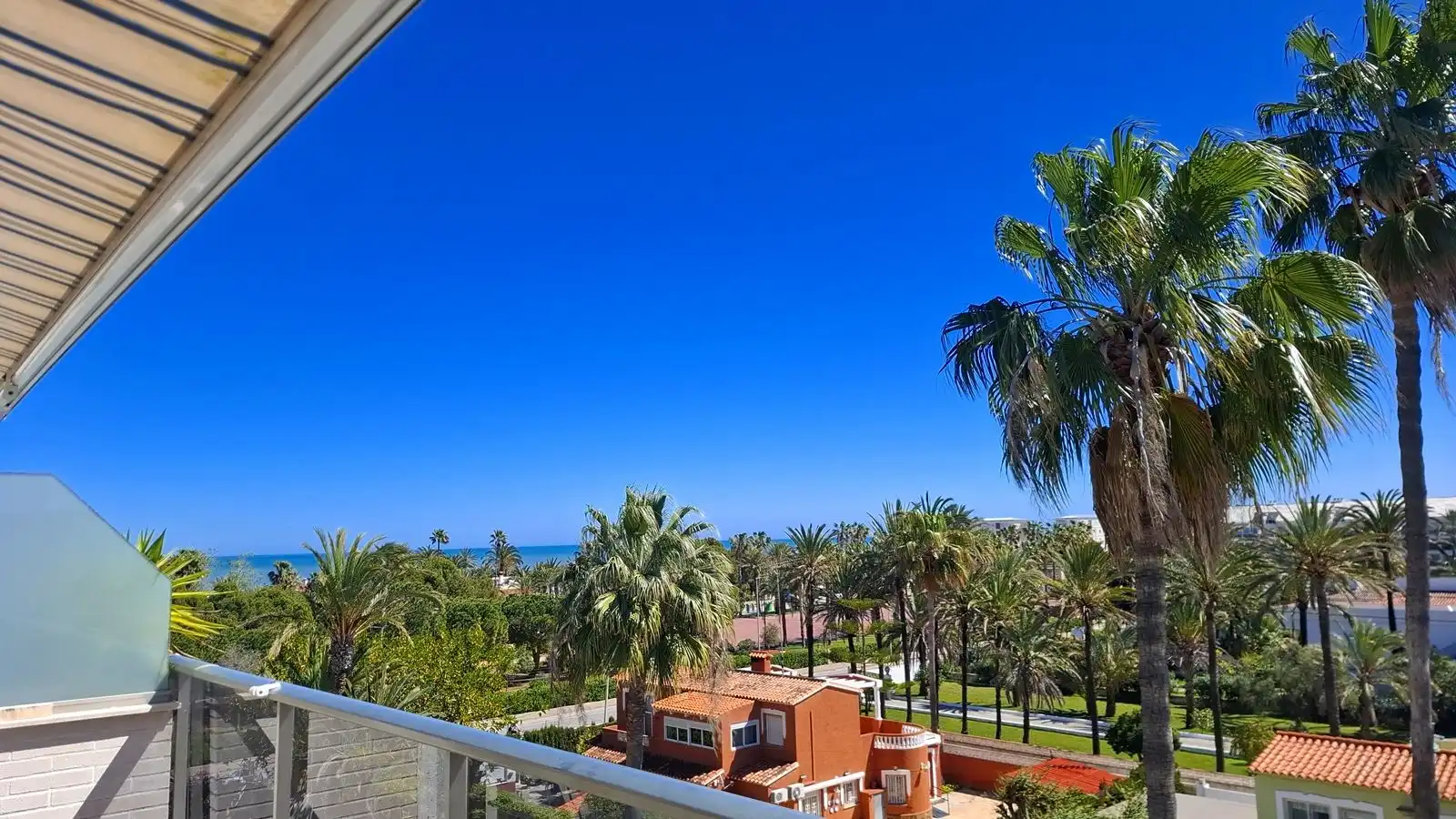 Vista exterior de Àtic en venda en Dénia amb Aire condicionat, Calefacció i Jardí privat
