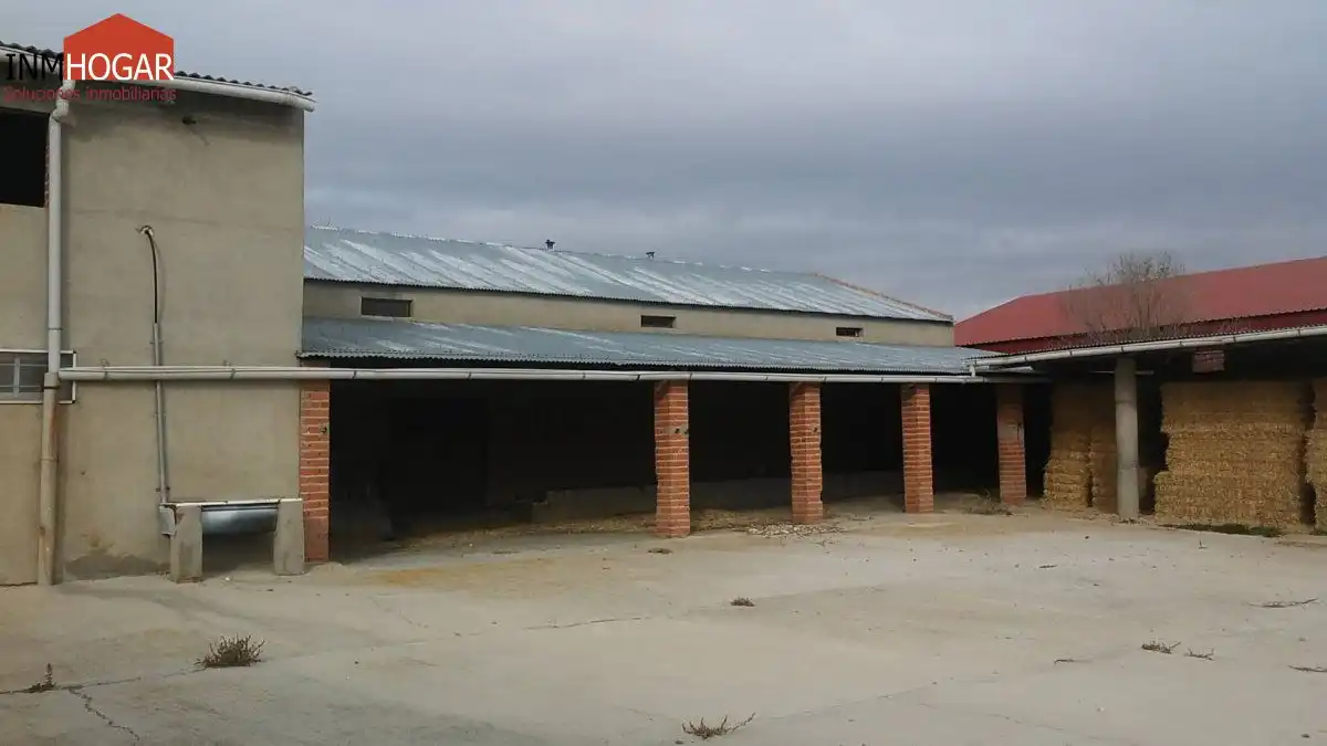 Vista exterior de Nave industrial en venta en Crespos