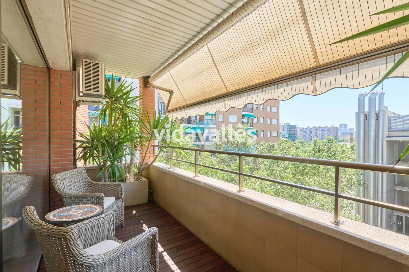 Außenansicht von Wohnung zum Verkauf in Barcelona mit Klimaanlage, Heizung und Terrasse