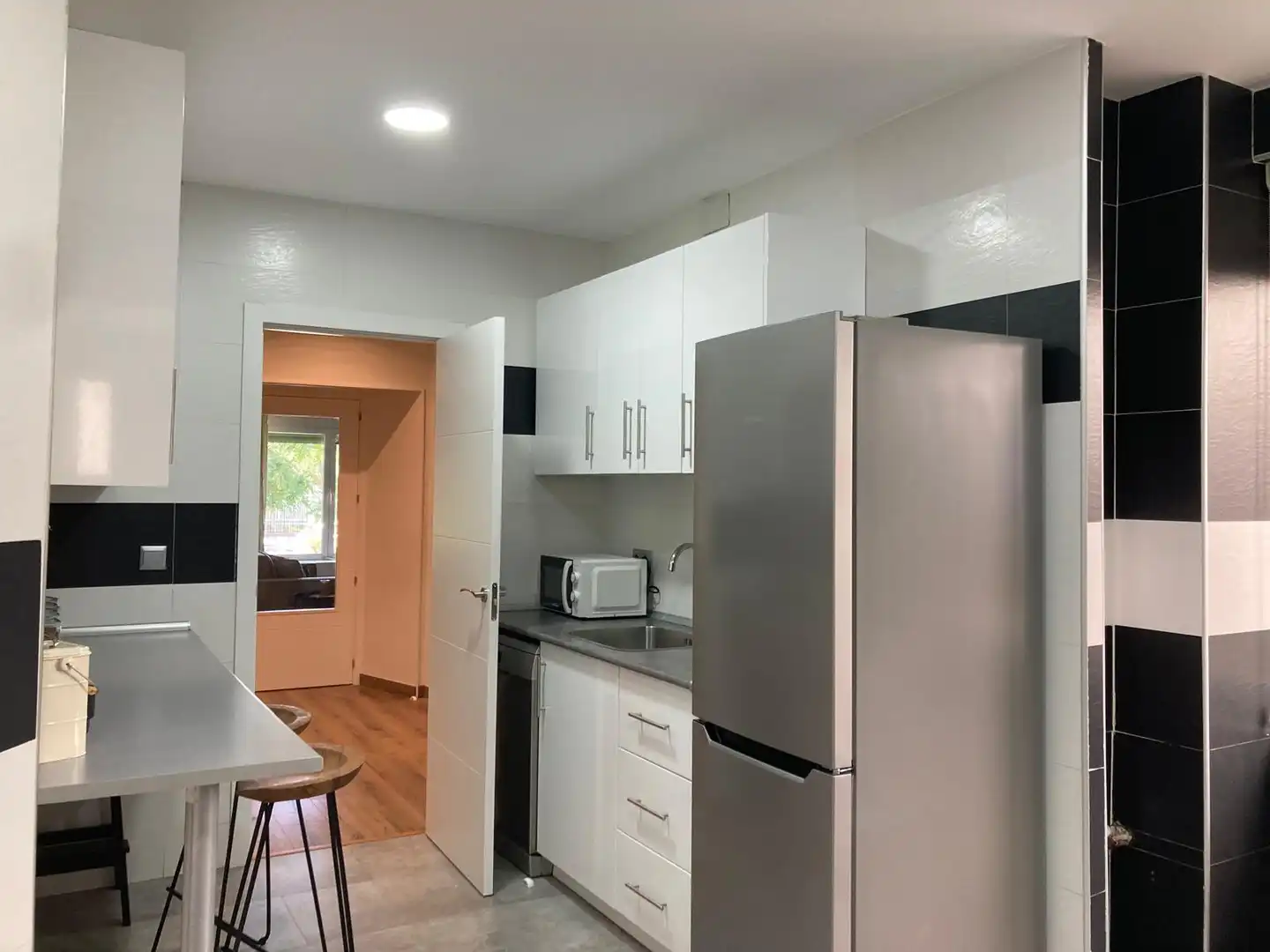 Cuina de Apartament de lloguer en Madrid amb Aire condicionat, Calefacció i Moblat