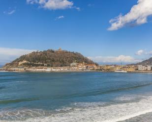 Vista exterior de Pis en venda en Donostia - San Sebastián  amb Calefacció i Piscina comunitària