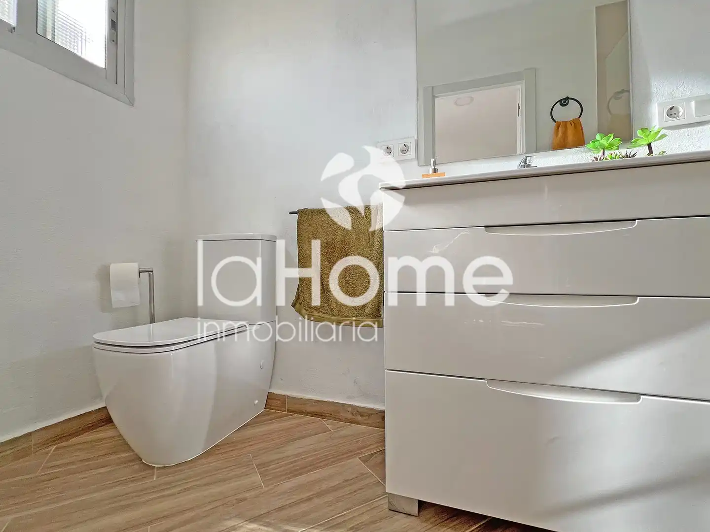 Baño de Casa adosada en venta en Paterna con Aire acondicionado, Terraza y Horno