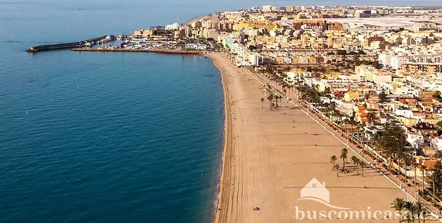 Vista exterior de Planta baixa en venda en Roquetas de Mar amb Moblat i Piscina comunitària