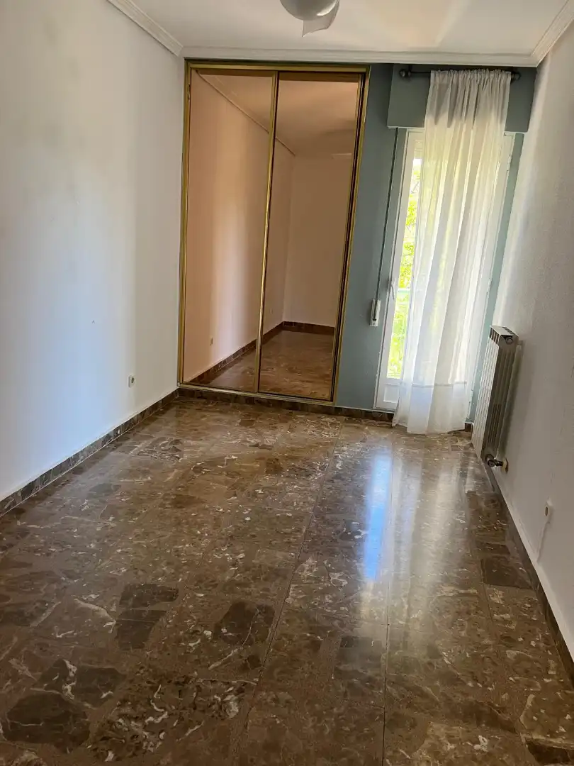 Schlafzimmer von Wohnung zur Miete in Zaragoza mit Heizung, Ofen und Waschmaschine