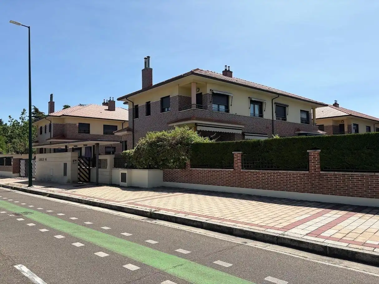 Außenansicht von Einfamilien-Reihenhaus zum Verkauf in Valladolid mit Klimaanlage, Heizung und Privatgarten