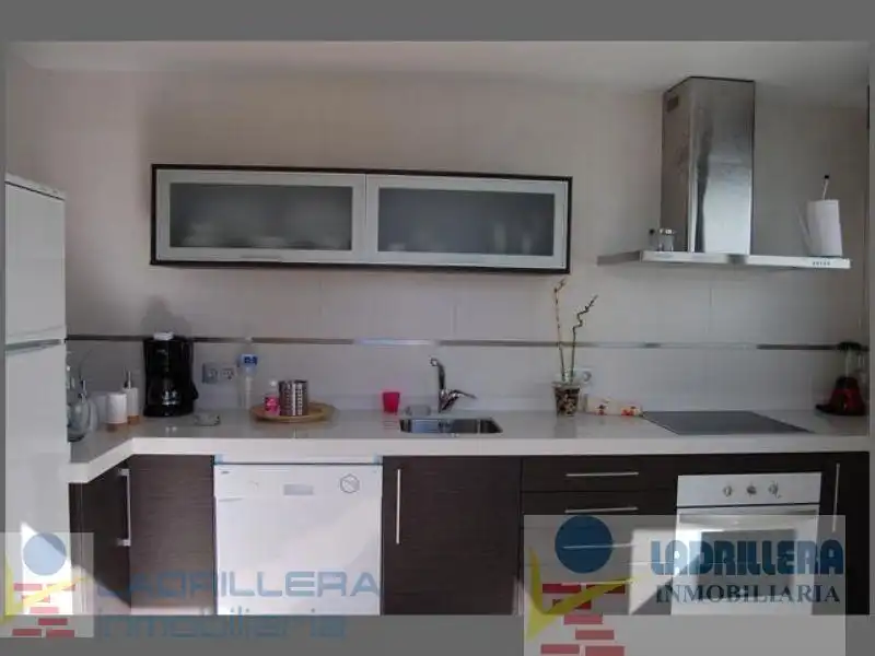 Cuina de Casa adosada de lloguer en Conil de la Frontera amb Aire condicionat, Traster i Moblat