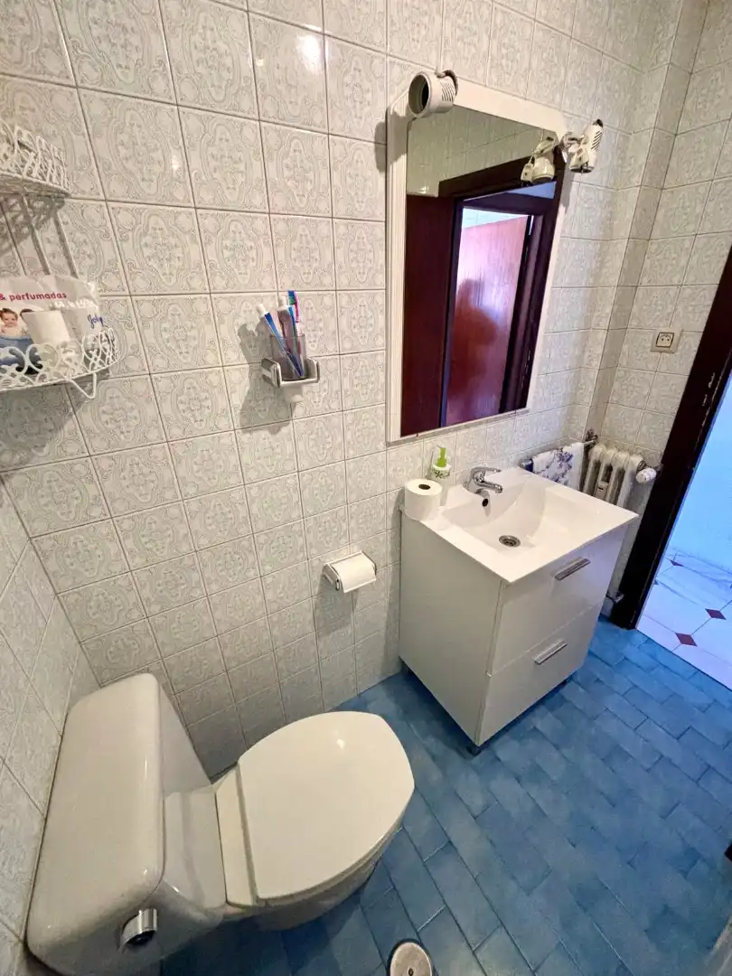 Baño de Piso en venta en Gijón  con Calefacción, Parquet y Amueblado