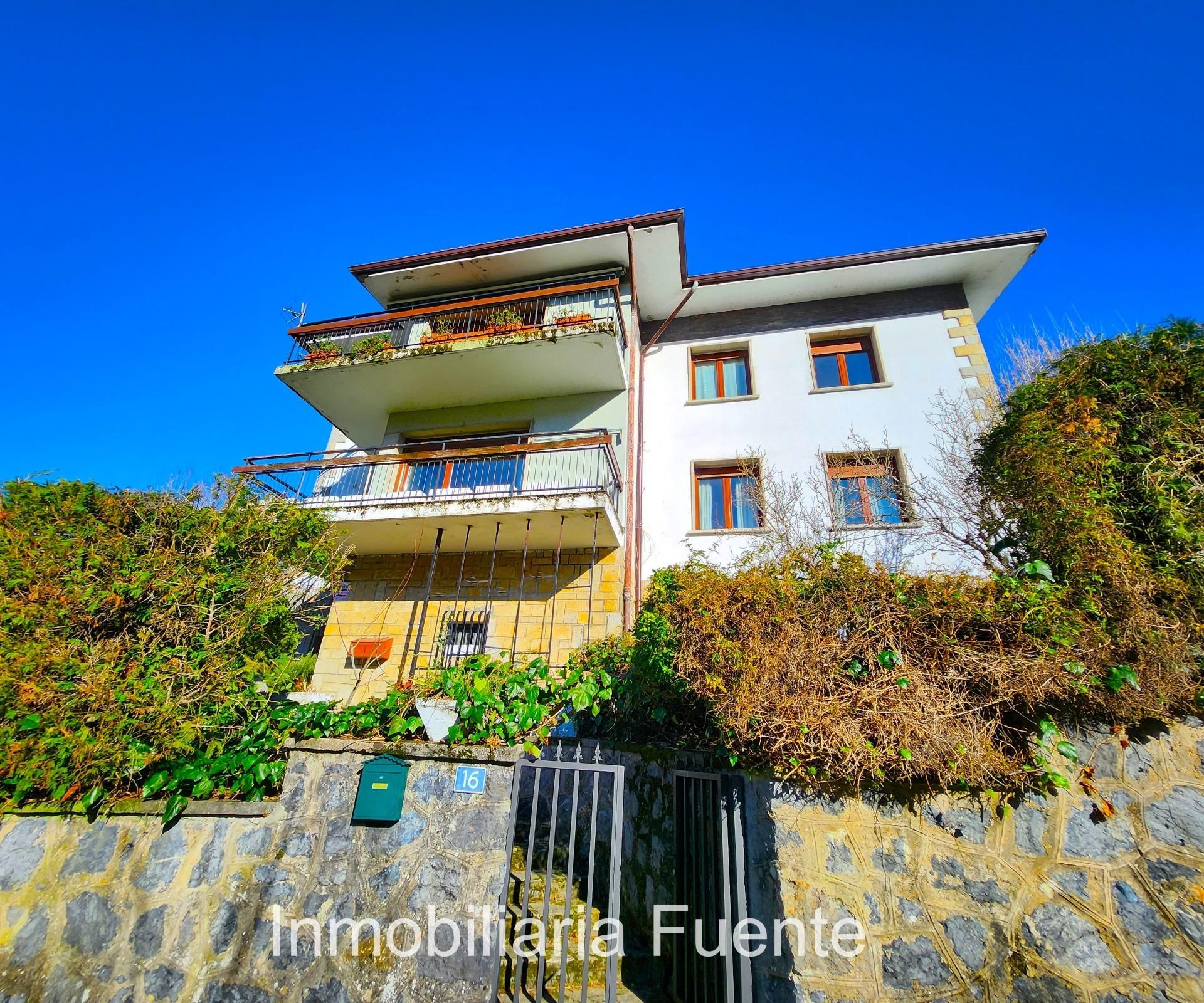 Vista exterior de Casa o xalet en venda en Zalla  amb Jardí privat, Terrassa i Moblat
