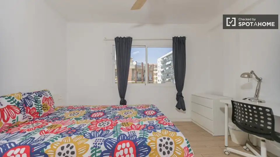 Habitación de Piso de alquiler en Valencia con Aire acondicionado, Calefacción y Amueblado
