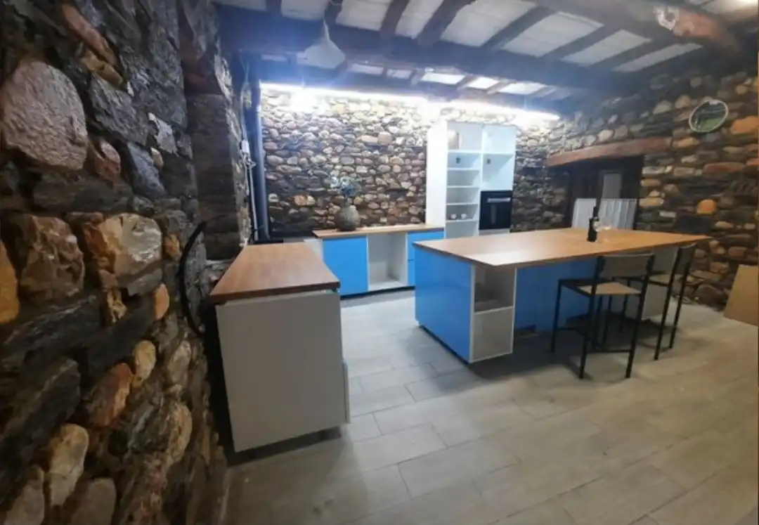 Cuina de Finca rústica en venda en Cubillos del Sil amb Calefacció, Jardí privat i Moblat