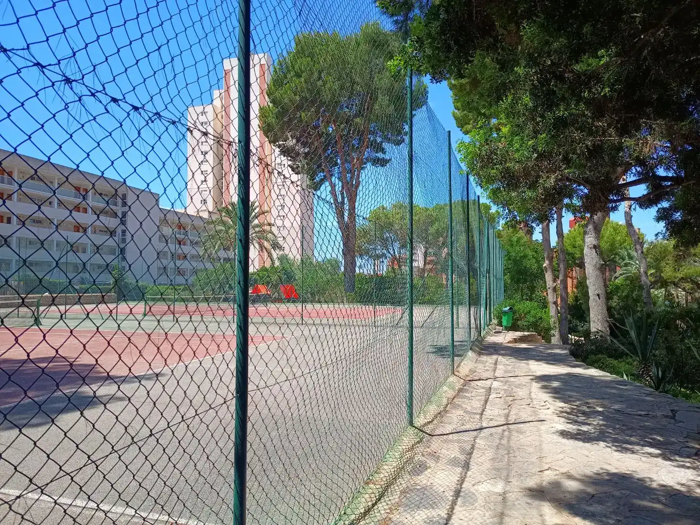 Außenansicht von Wohnungen zur Miete in Benidorm mit Klimaanlage, Schwimmbad und Balkon
