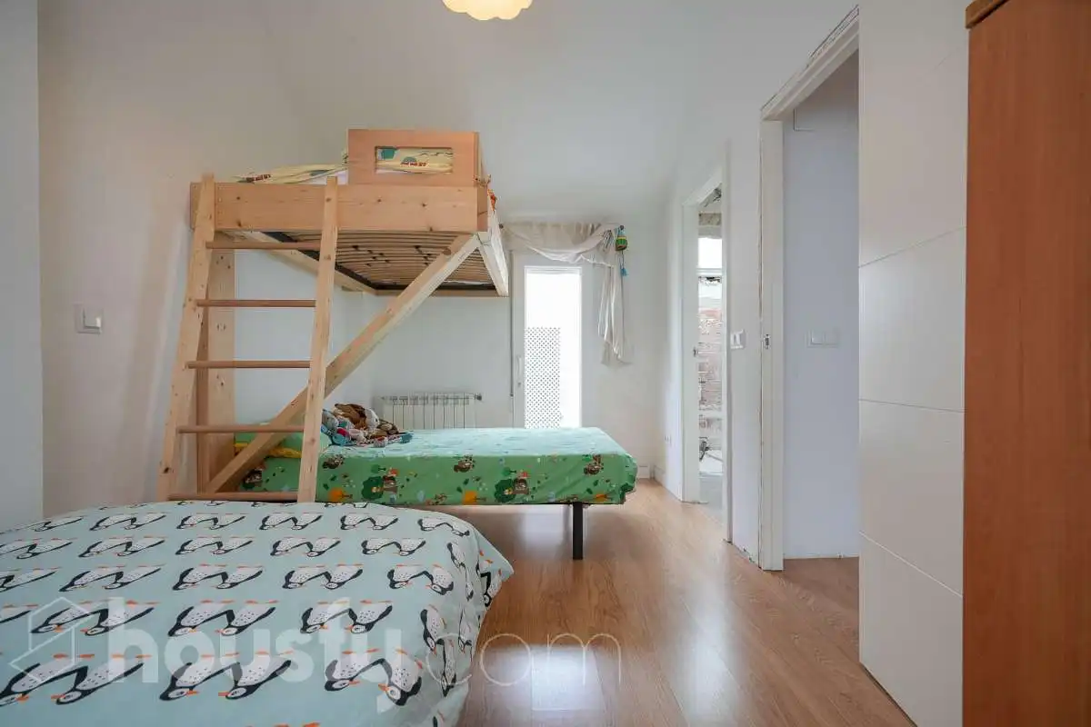 Schlafzimmer von Einfamilien-Reihenhaus zum Verkauf in San Sebastián de los Reyes mit Klimaanlage, Heizung und Terrasse