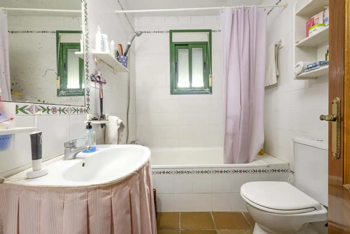 Bany de Casa o xalet en venda en Bollullos de la Mitación amb Aire condicionat, Calefacció i Jardí privat