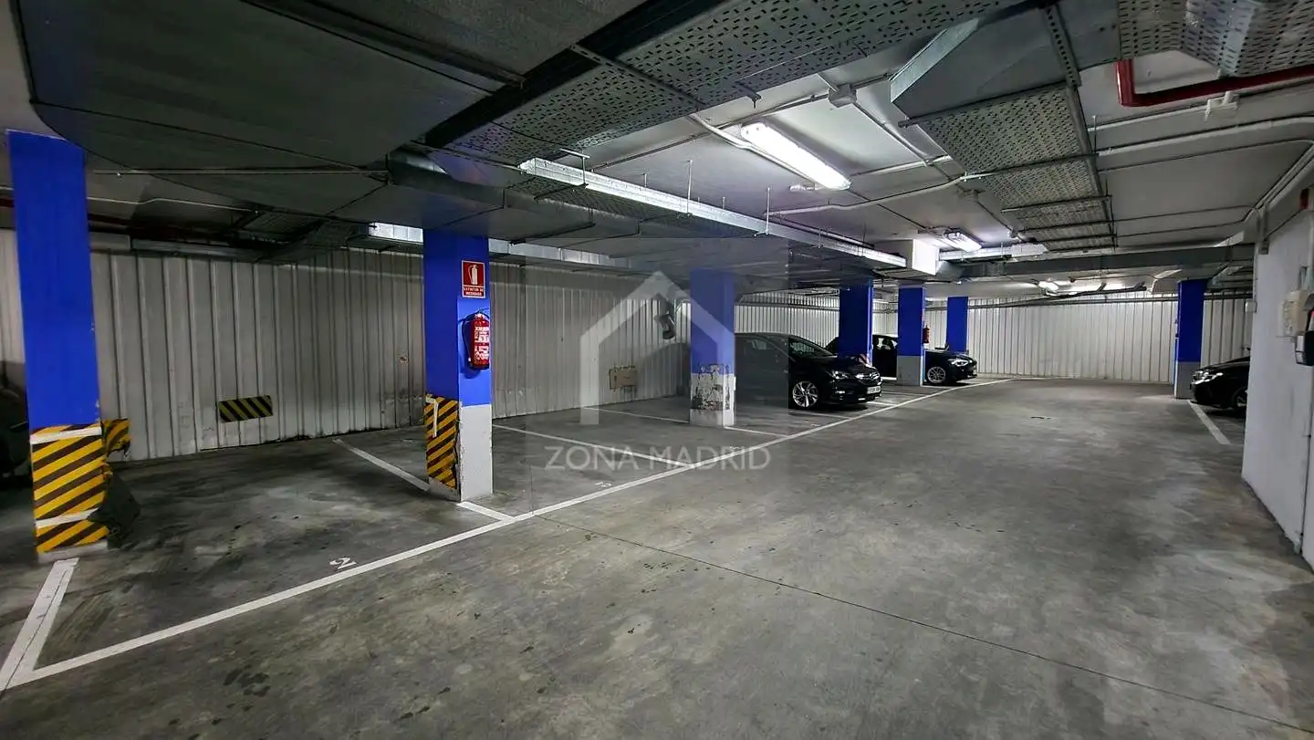 Parking de Piso de alquiler en Madrid con Aire acondicionado y Amueblado