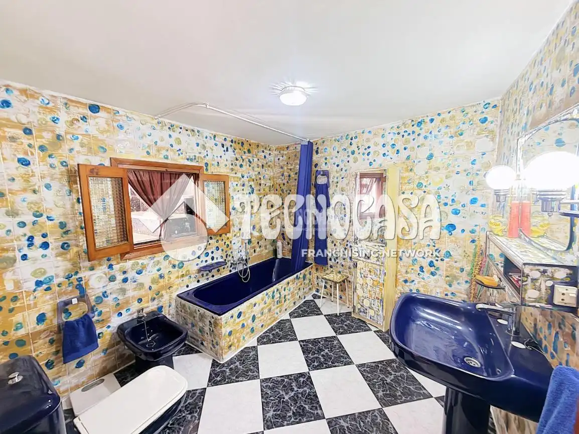 Baño de Casa adosada en venta en Campillo de Altobuey con Calefacción, Jardín privado y Terraza