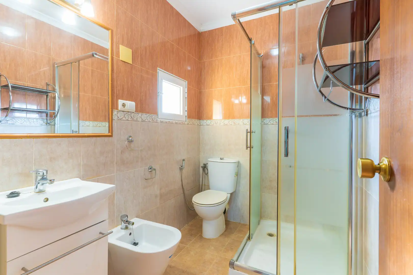 Baño de Finca rústica en venta en Bonares con Aire acondicionado, Jardín privado y Terraza