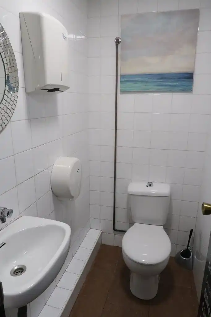 Bany de Local de lloguer en A Coruña Capital  amb Aire condicionat