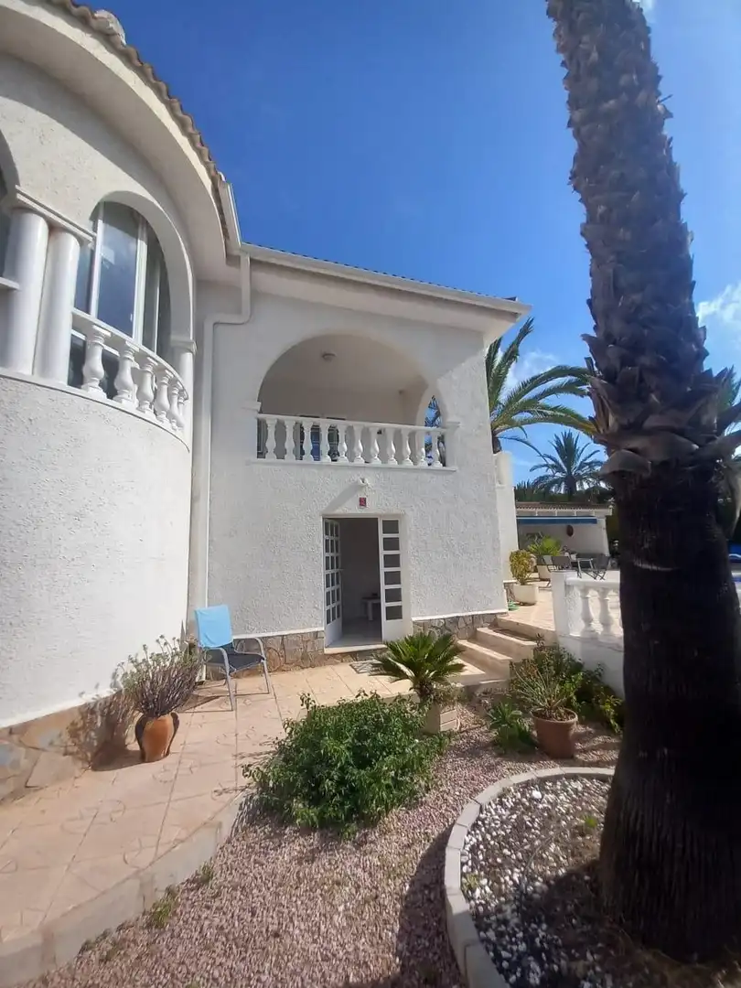 Vista exterior de Casa o xalet en venda en Rojales amb Aire condicionat, Calefacció i Jardí privat