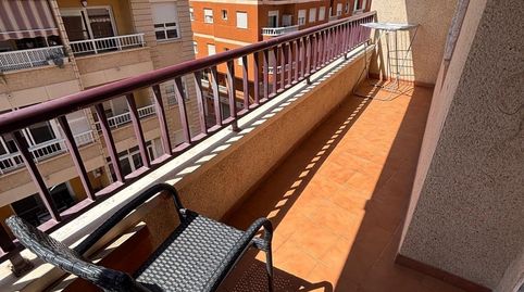 Luminoso apartamento orientado al sur con garaje a pasos del centro!