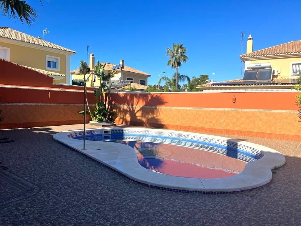 Piscina de Casa o xalet en venda en Montequinto amb Aire condicionat, Calefacció i Jardí privat