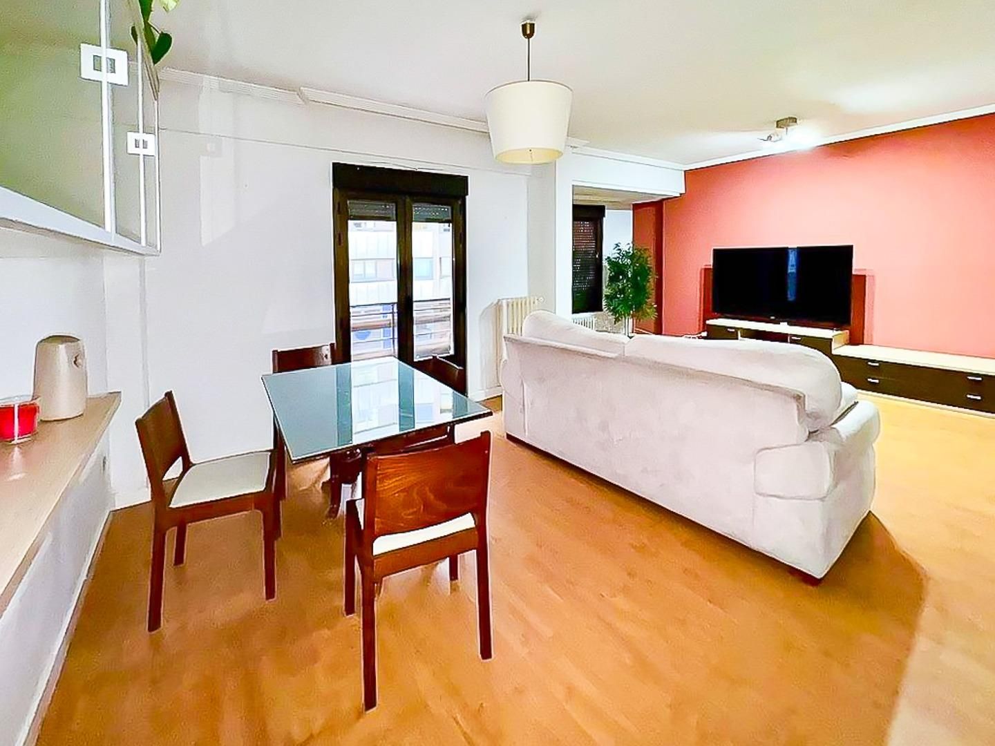 Sala d'estar de Apartament en venda en León Capital  amb Calefacció i Terrassa