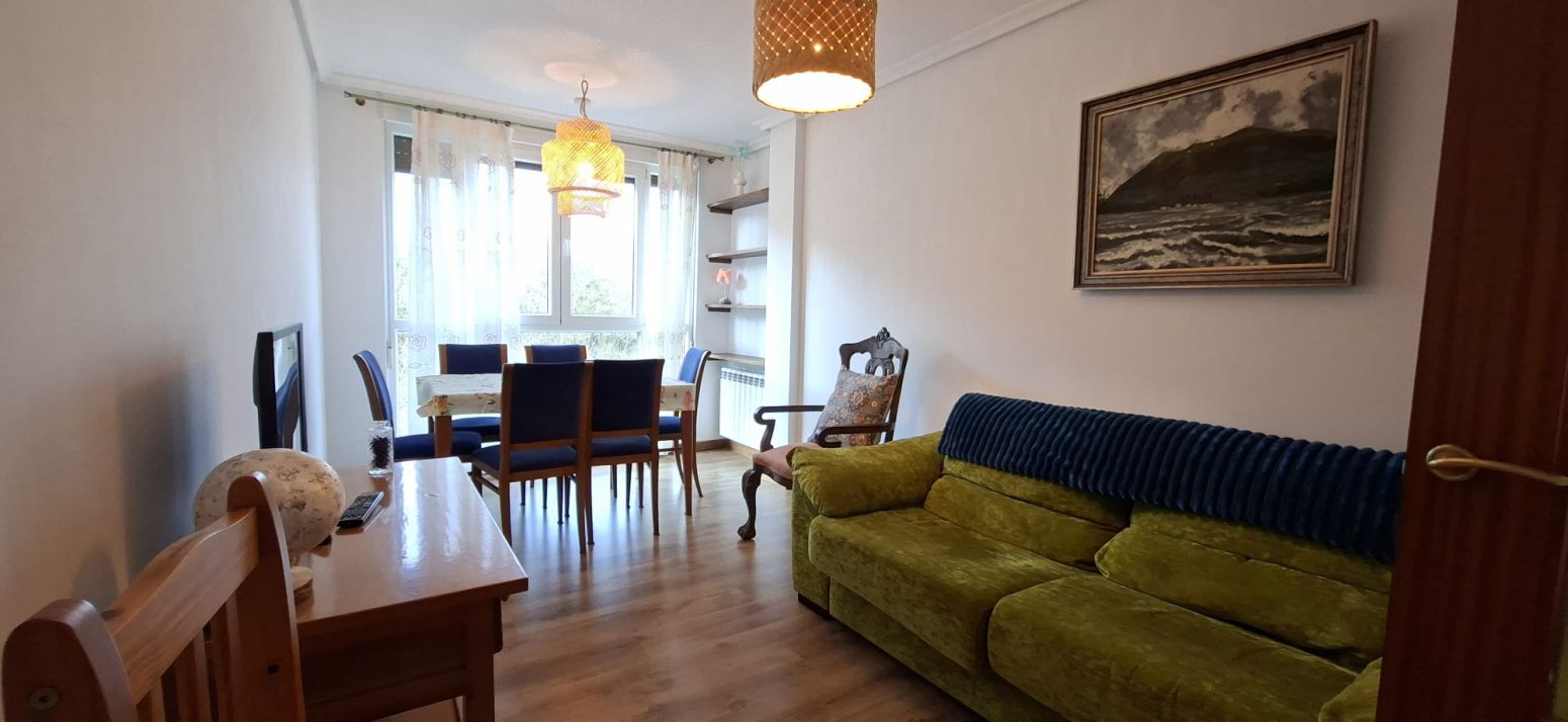 Sala d'estar de Pis de lloguer en Cabezón de la Sal amb Calefacció i Balcó