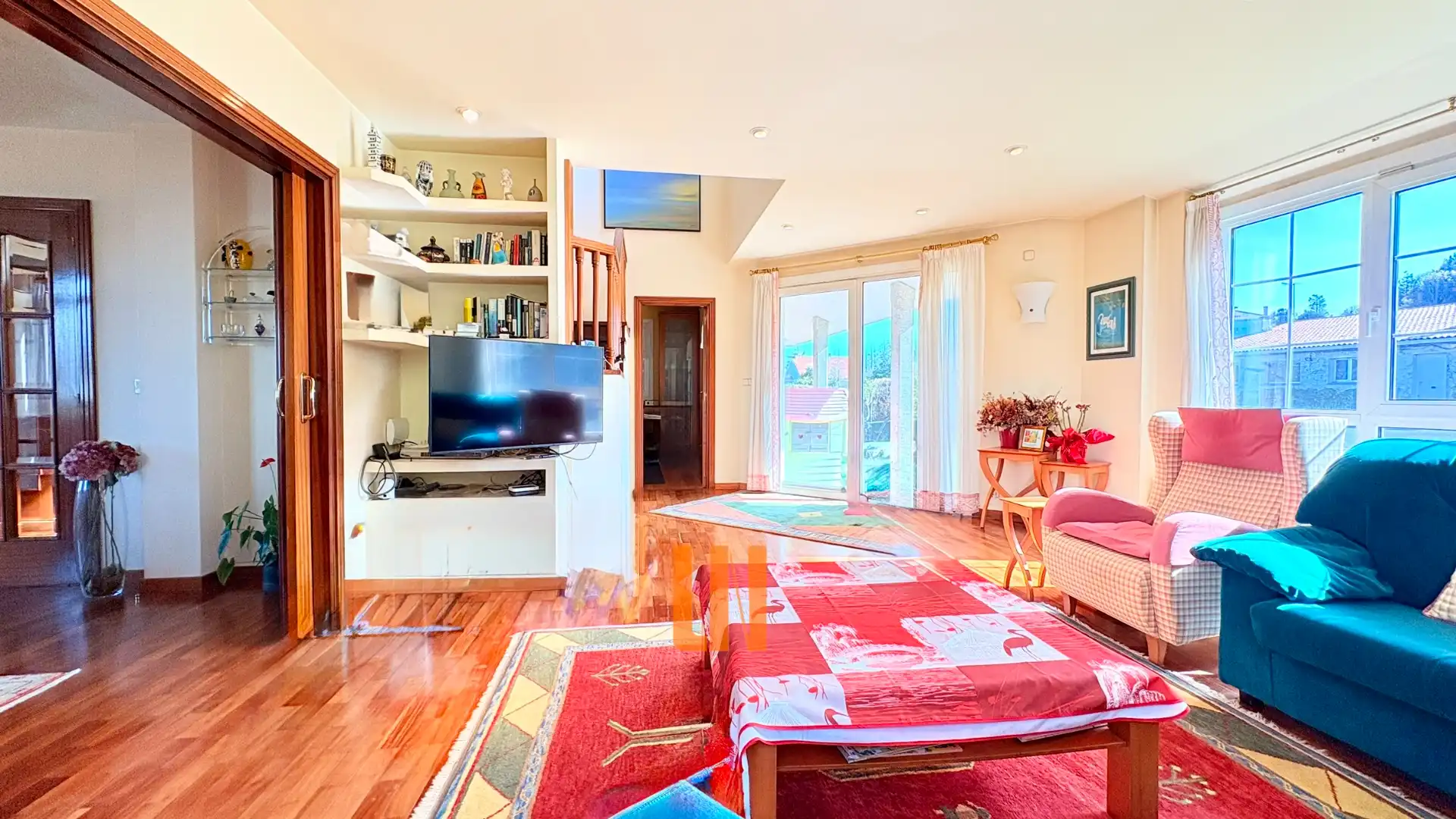 Sala d'estar de Casa o xalet en venda en A Coruña Capital  amb Calefacció, Parquet i Terrassa