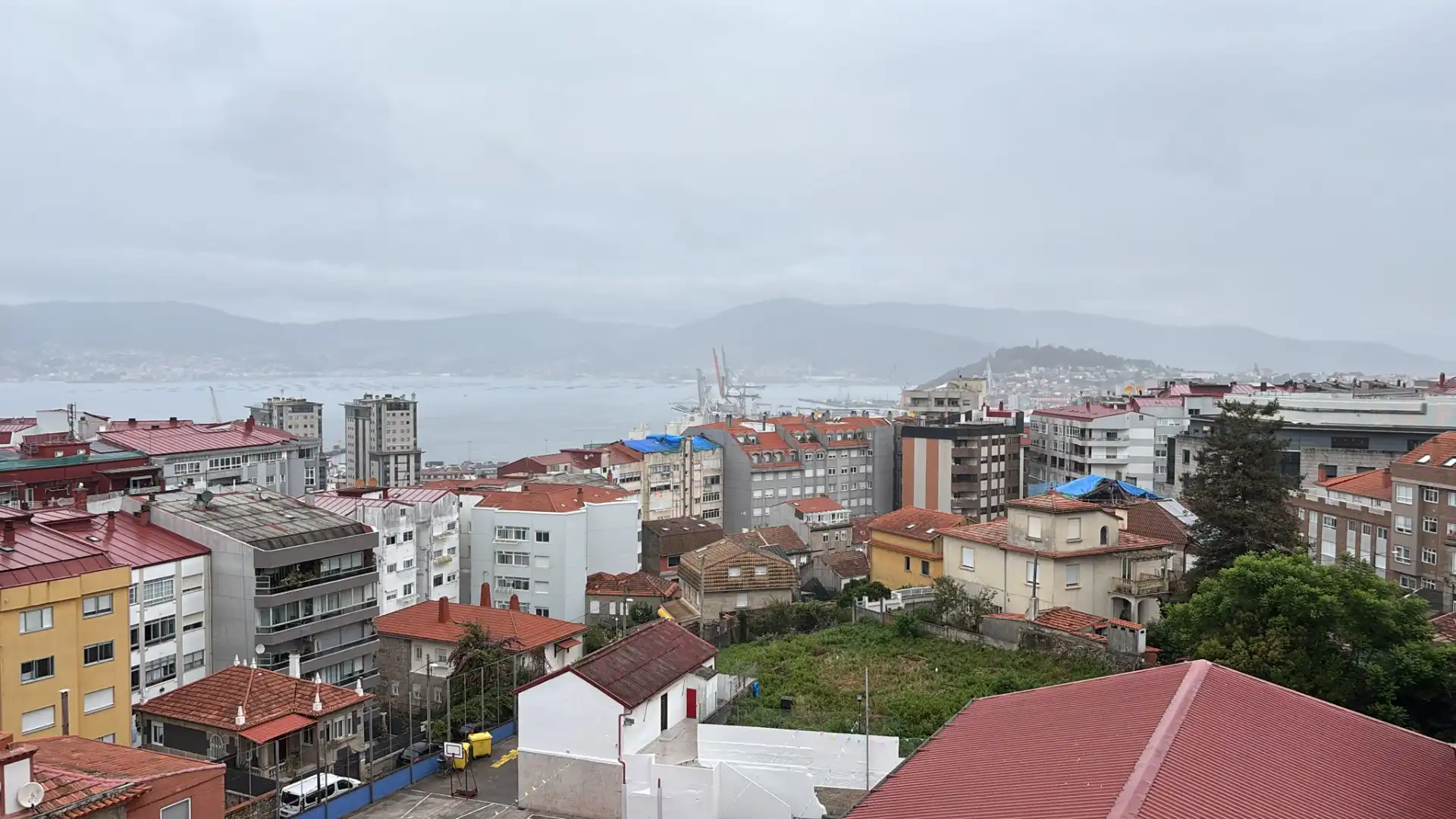 Vista exterior de Apartament de lloguer en Vigo  amb Calefacció, Parquet i Moblat