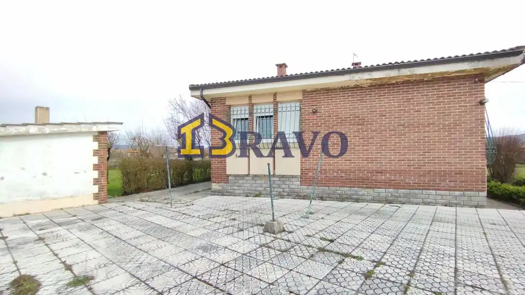 Vista exterior de Casa o xalet en venda en Medina de Pomar amb Calefacció, Jardí privat i Piscina