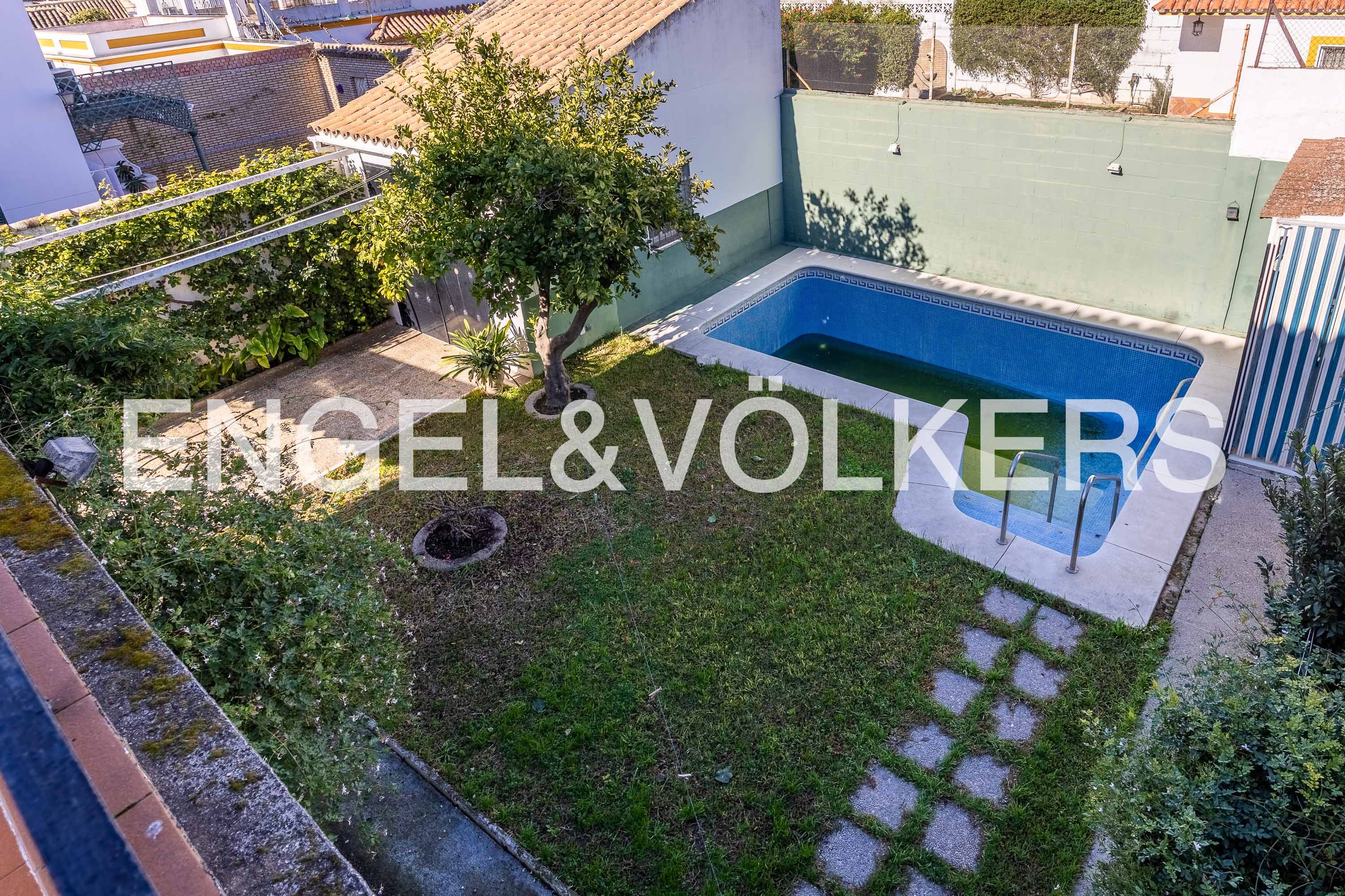 Swimming pool of Single-family semi-detached for sale in Valencina de la Concepción  with Air Conditioner, Heating and Private garden