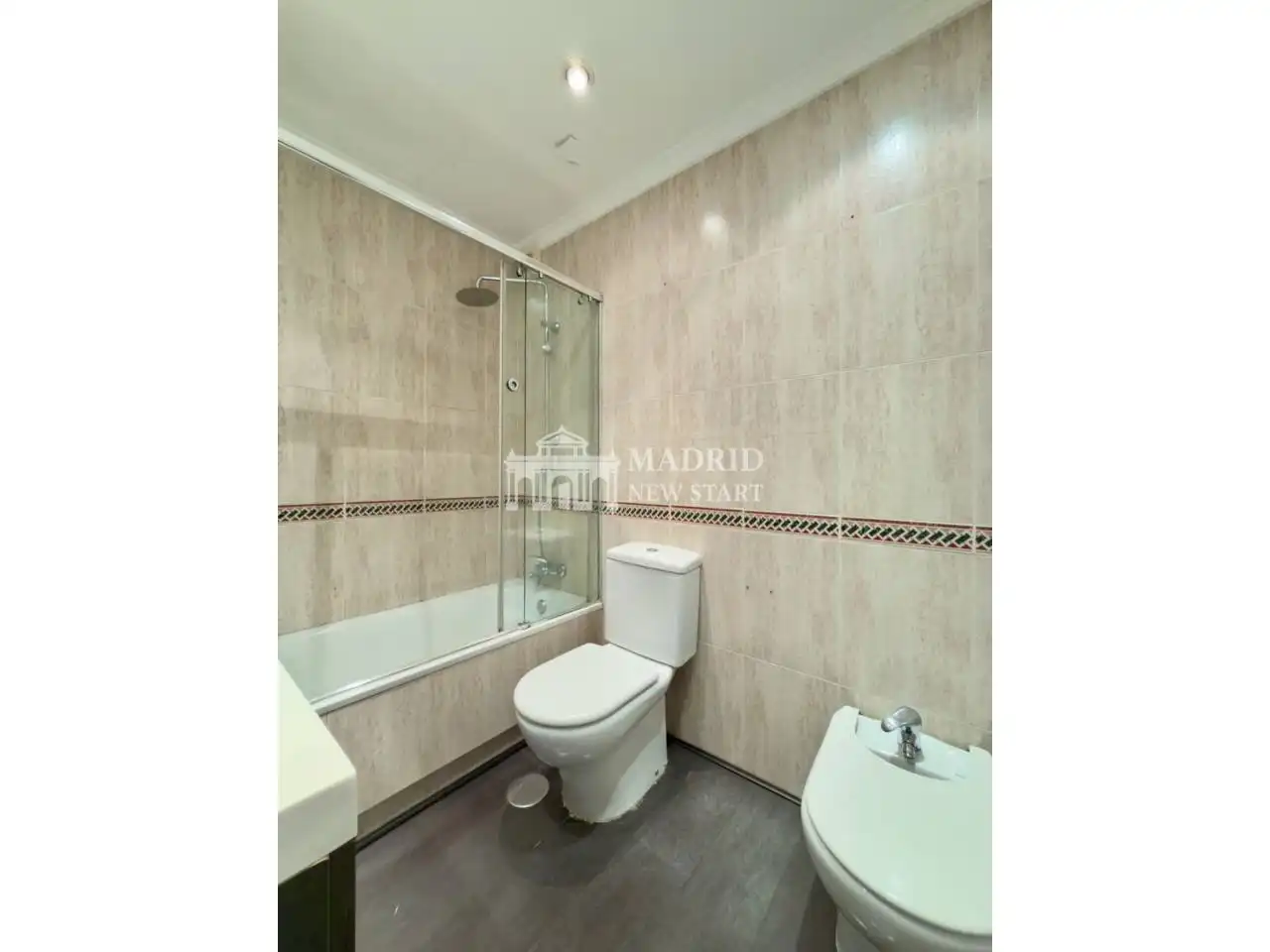 Badezimmer von Wohnung zum Verkauf in Madrid mit Klimaanlage, Heizung und Terrasse