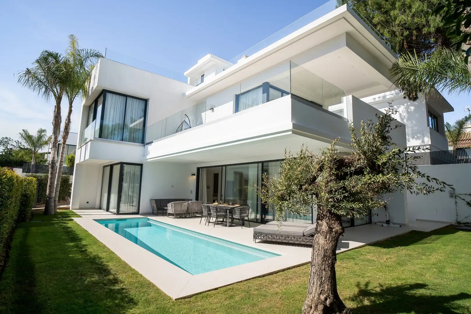Vista exterior de Casa o chalet en venta en Marbella con Aire acondicionado, Calefacción y Jardín privado