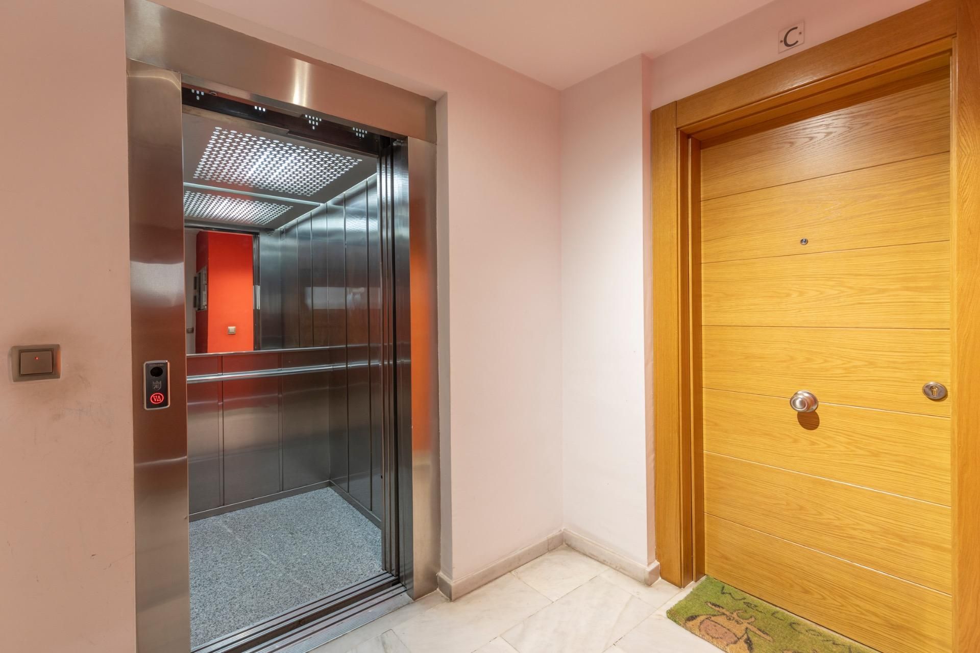 Flat for sale in  Granada Capital  with Air Conditioner, Heating and Terrace