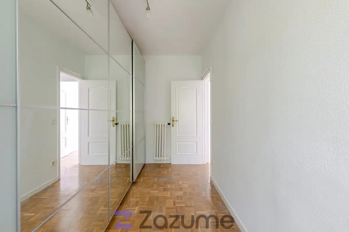 Schlafzimmer von Dachboden zur Miete in Madrid mit Klimaanlage, Heizung und Parkett