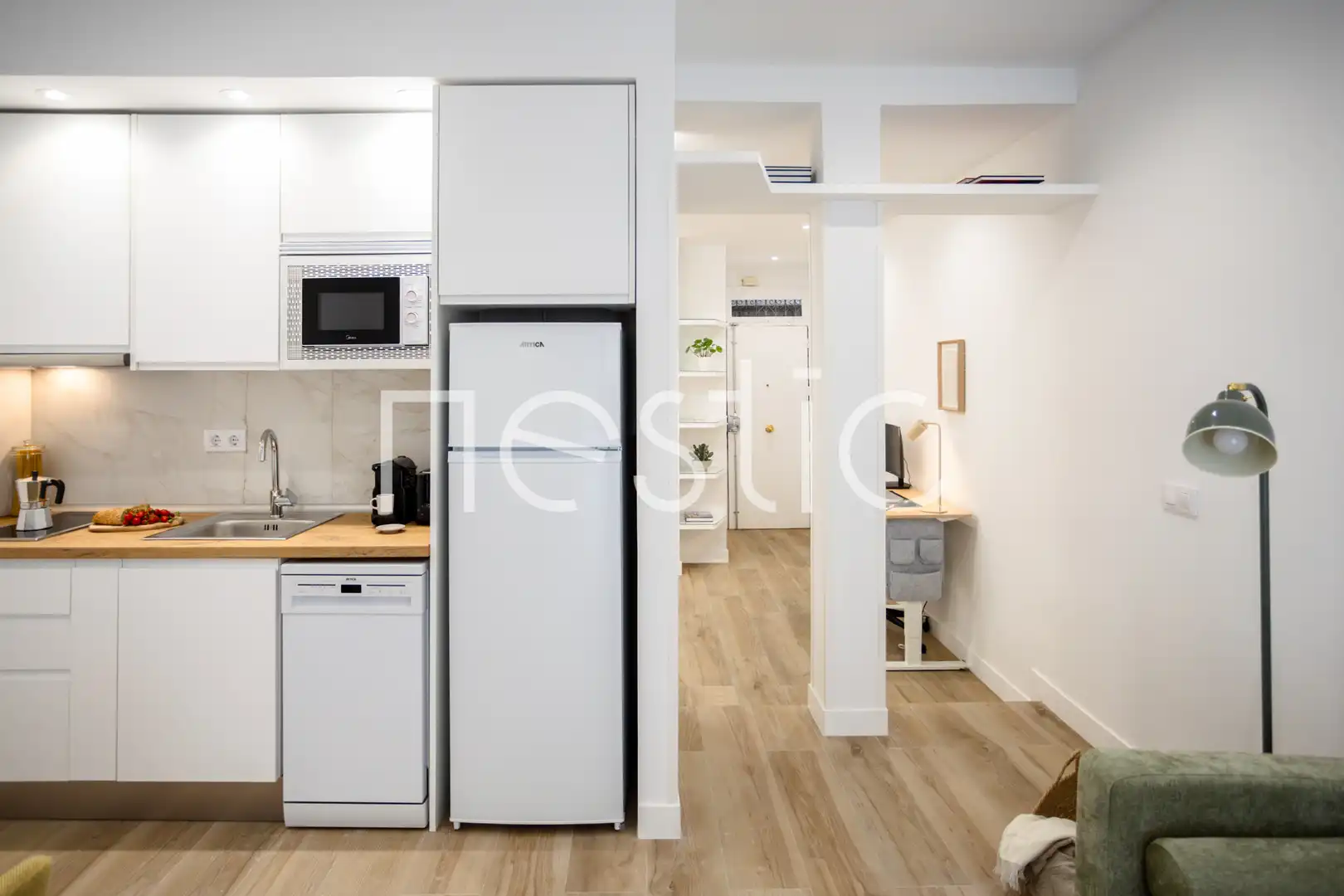 Cuina de Apartament de lloguer en Madrid amb Aire condicionat, Calefacció i Moblat