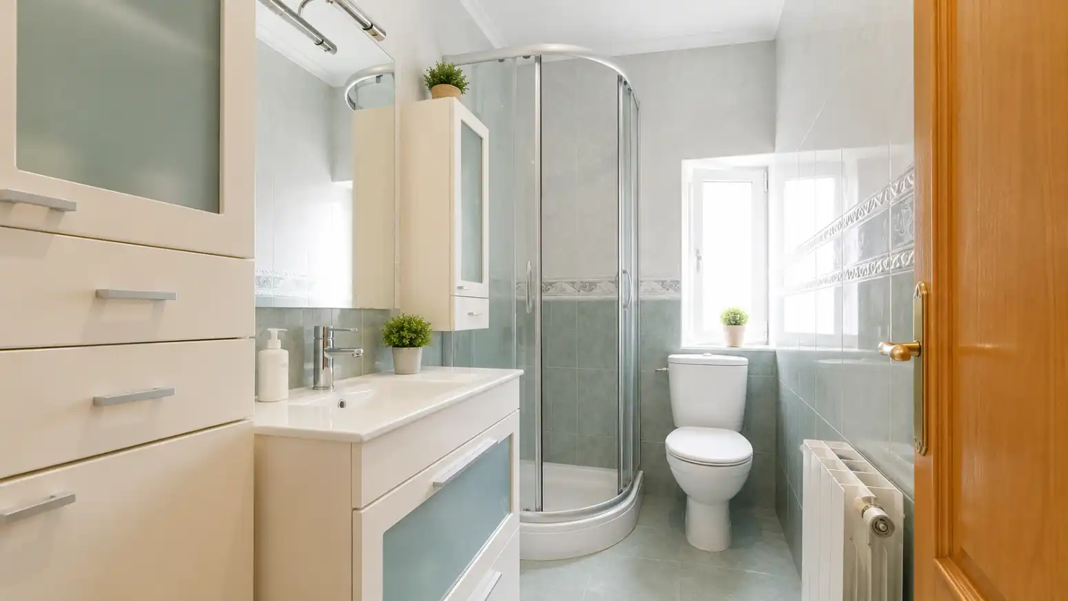 Badezimmer von Wohnung zum Verkauf in Santander mit Heizung und Parkett