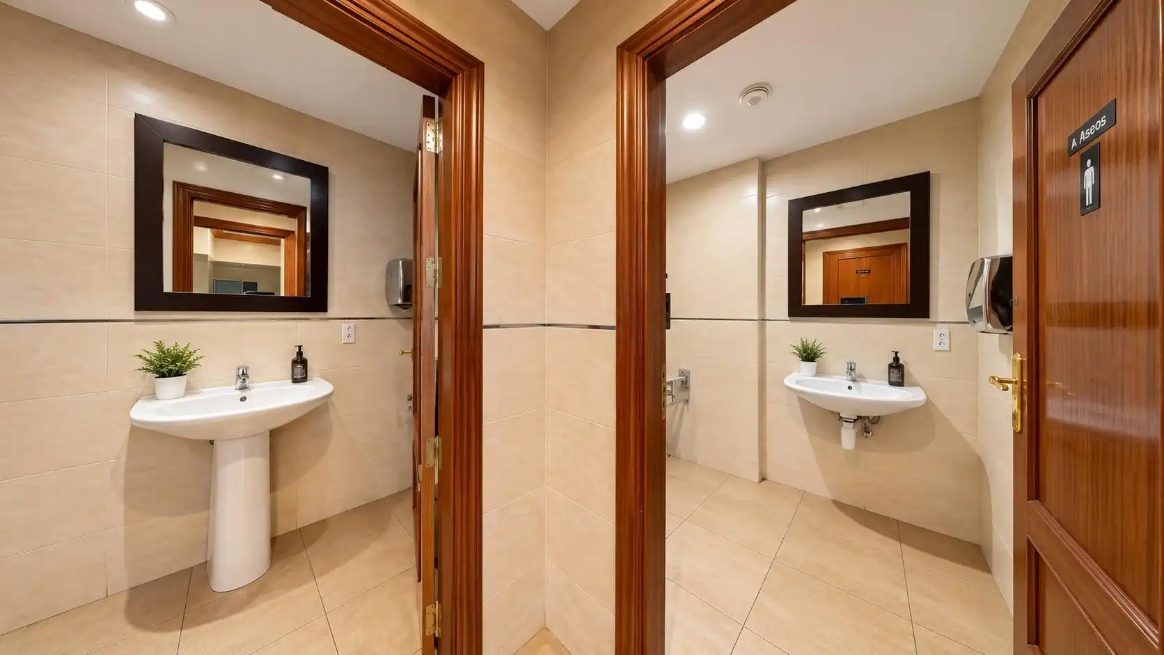 Baño de Local en venta en Granada con Aire acondicionado y Amueblado