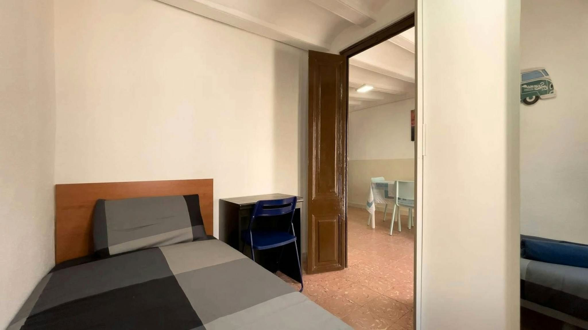 Bedroom of Flat to share in  Barcelona Capital  with Washing machine and TV