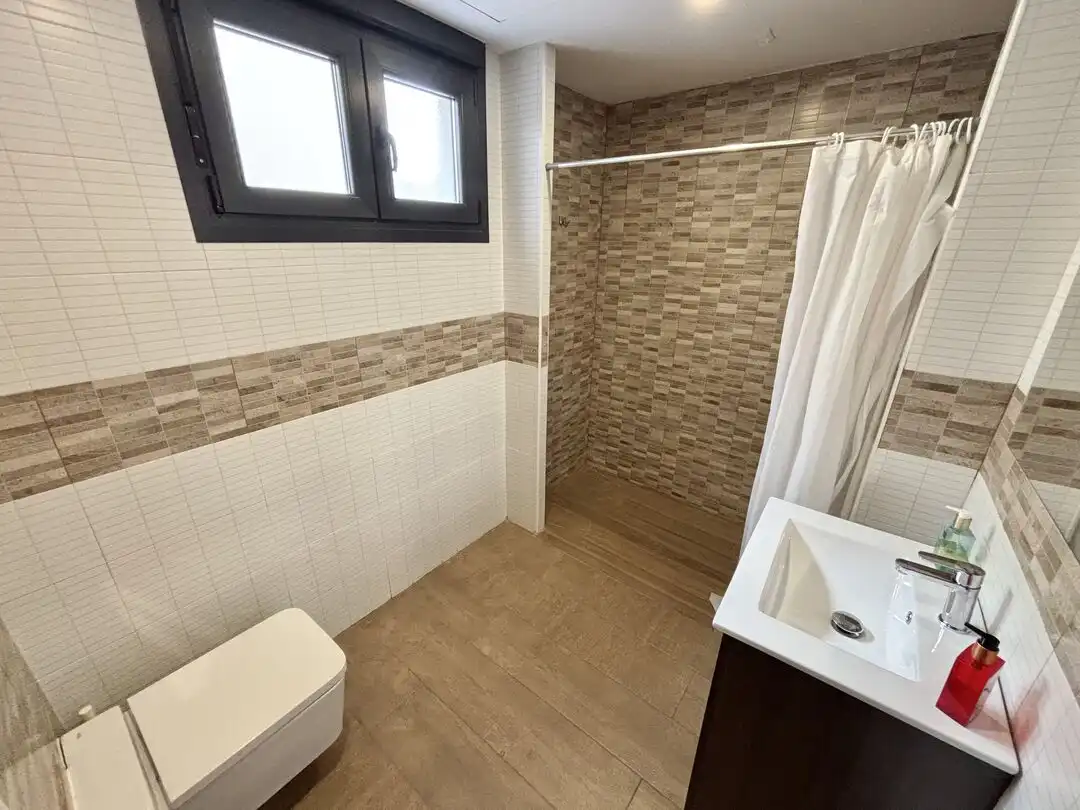 Baño de Casa adosada en venta en Olías del Rey con Aire acondicionado, Calefacción y Piscina