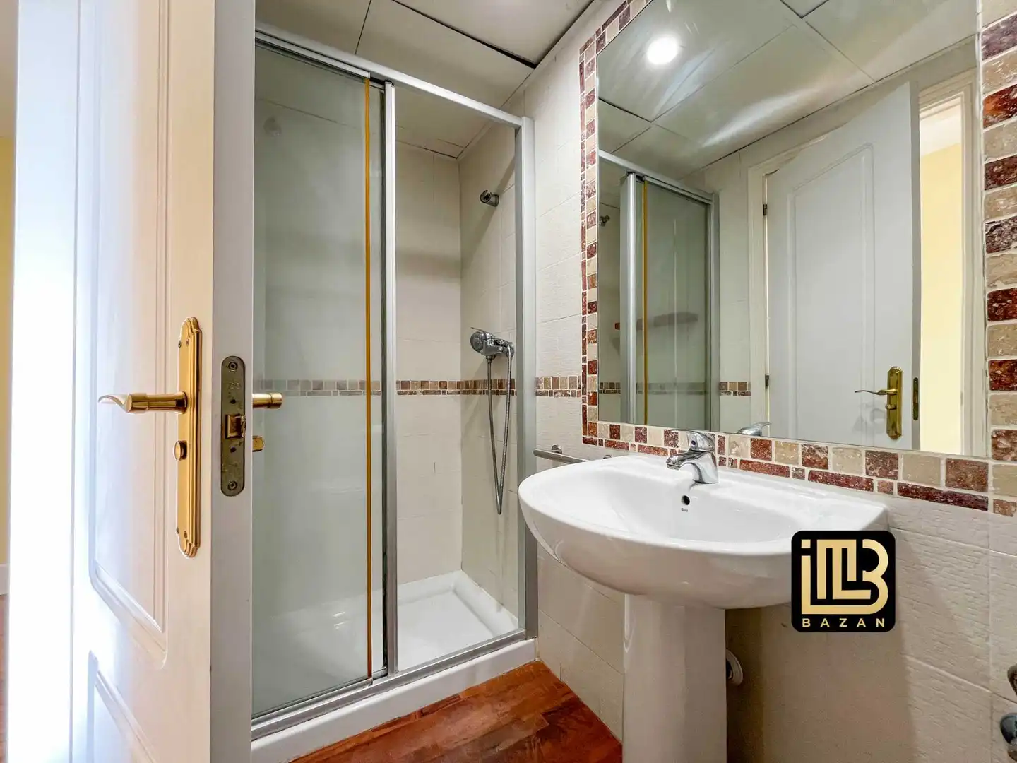 Bathroom of Attic for sale in San Juan de Aznalfarache  with Air Conditioner, Heating and Terrace