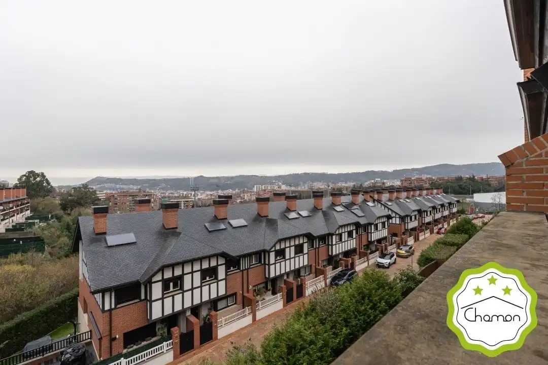 Vista exterior de Casa adosada en venta en Bilbao  con Calefacción, Jardín privado y Terraza
