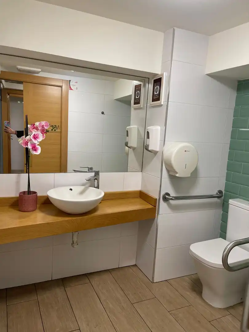Badezimmer von Geschaftsraum zur Miete in Oviedo 