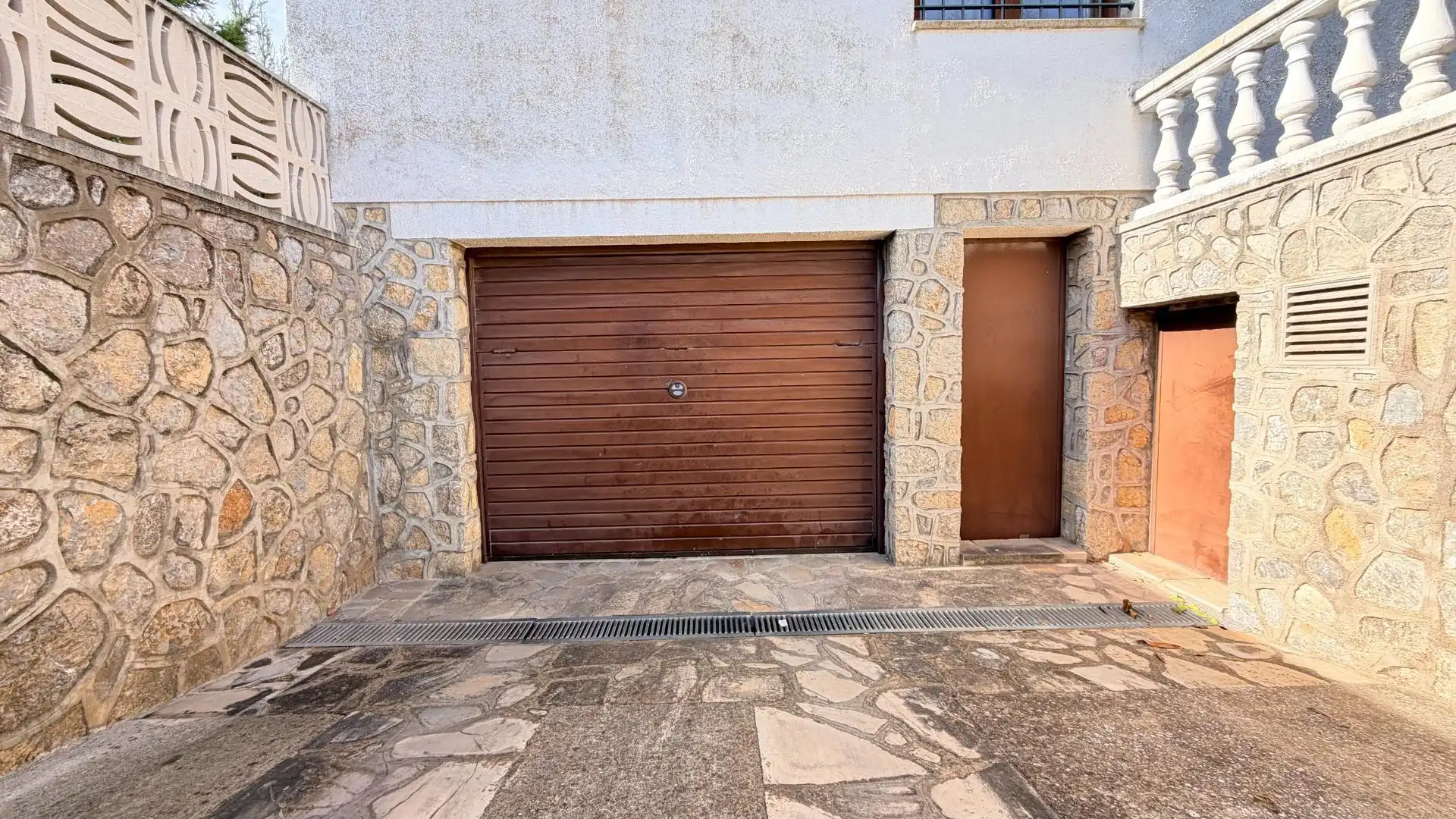 Parking of Detached homes for sale in Platja de Mont-roig